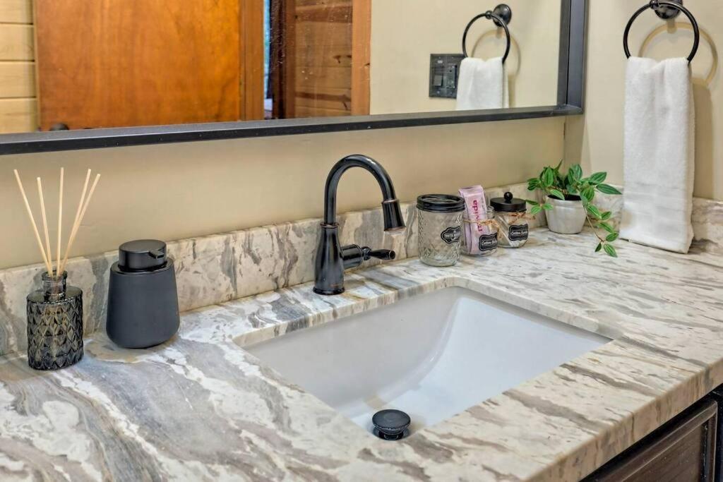 Near Downtown Helen - Hottub, Sauna, Game Room, Fire Pit 외부 사진